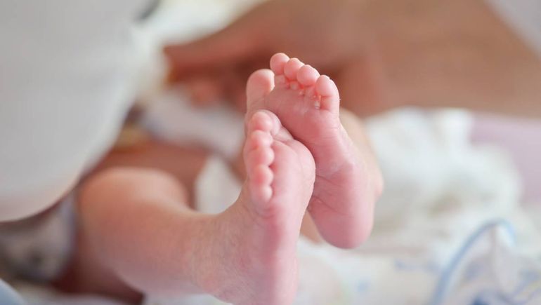 Llamado urgente para cuidar a un bebé recién nacido en situación de riesgo