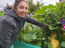 La feria reúne a huerteros de Neuquén, Centenario, Plottier y Senillosa. La feria reúne a huerteros de Neuquén, Centenario, Plottier y Senillosa.