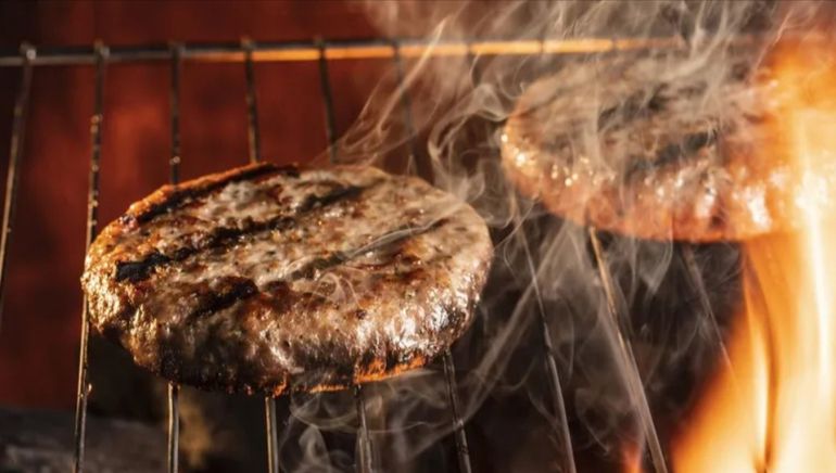 La bacteria que provoca el SUH puede estar presente en las hamburguesas, sobre todo si no están bien cocinadas. La bacteria que provoca el SUH puede estar presente en las hamburguesas, sobre todo si no están bien cocinadas. 