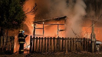 Chubut: incendiaron la casa del abuelo de un intendente y sospechan de un ex empleado municipal. Chubut: incendiaron la casa del abuelo de un intendente y sospechan de un ex empleado municipal.