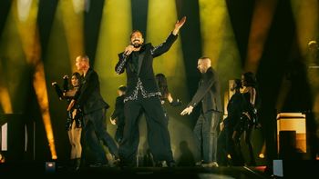 Ricky Martin fue evacuado del escenario durante su concierto en Montenegro. Ricky Martin fue evacuado del escenario durante su concierto en Montenegro.