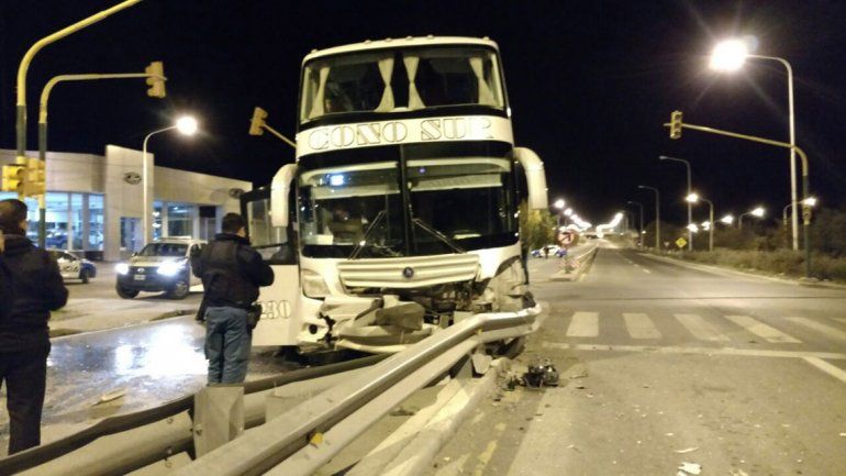 Dos heridos en un choque entre un colectivo y un auto en Zapala