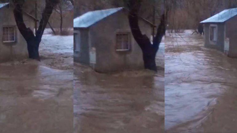 Hay localidades aisladas por la crecida del río Neuquén