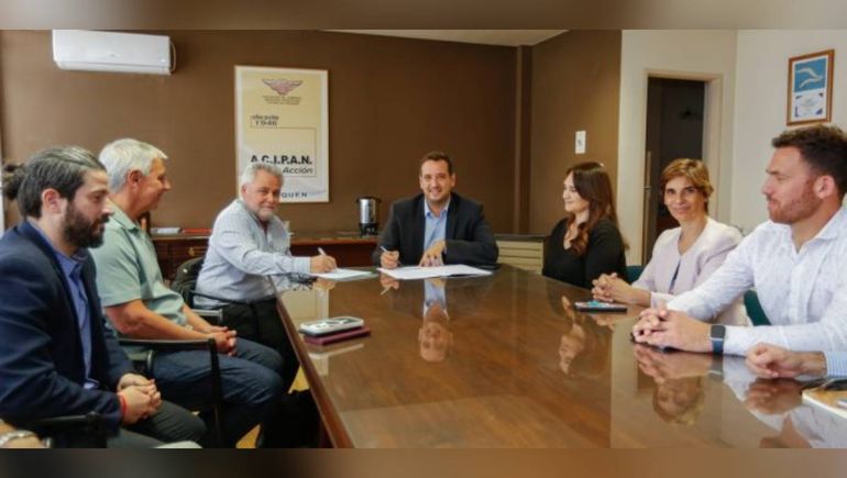 Firma del convenio entre el Gobierno y ACIPAN.