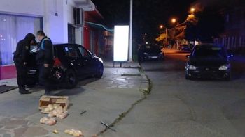 El Volkswagen Golf y el Chevrolet Corsa de los dos jóvenes hermanos que se lanzaron a correr una picada en las calles de Trelew, en Chubut. El Volkswagen Golf y el Chevrolet Corsa de los dos jóvenes hermanos que se lanzaron a correr una picada en las calles de Trelew, en Chubut.