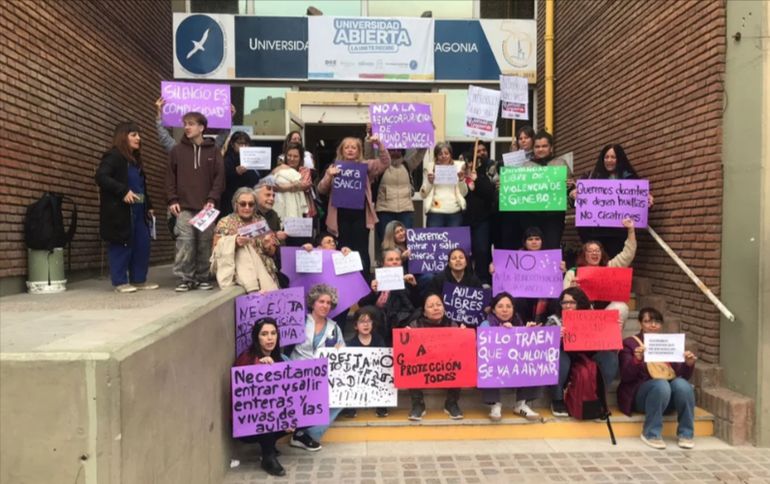 Una manifestación contra un eventual regreso a las aulas del profesor Bruno Sancci. Una manifestación contra un eventual regreso a las aulas del profesor Bruno Sancci.