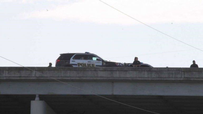 Policías logran que no se suicide, pero lo acribillan