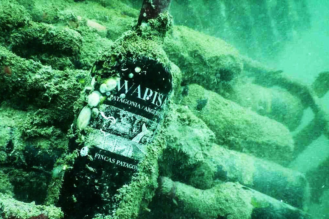 Según los enólogos, el agua salada del mar acelera tres veces el tiempo de añejamiento.