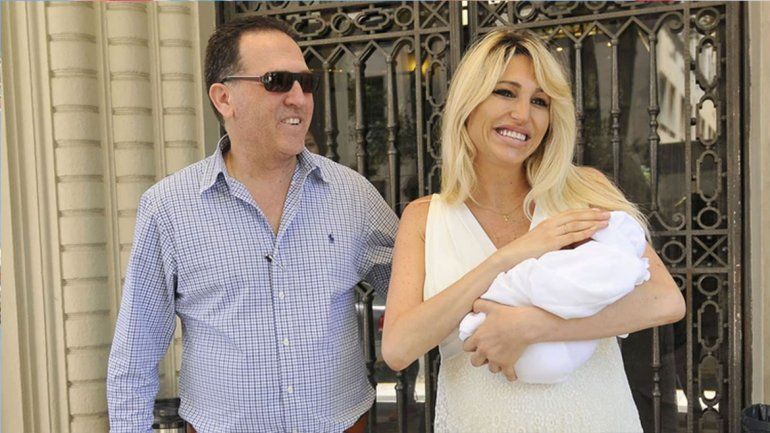 Xipolitakis y su esposo, ¿juntos por contrato?