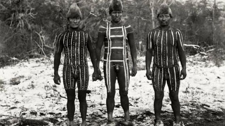 Fotografías tomadas por Martín Gusinde en Tierra del Fuego a principios del siglo XX ilustran los cuadernillos para el turismo. Fotografías tomadas por Martín Gusinde en Tierra del Fuego a principios del siglo XX ilustran los cuadernillos para el turismo.