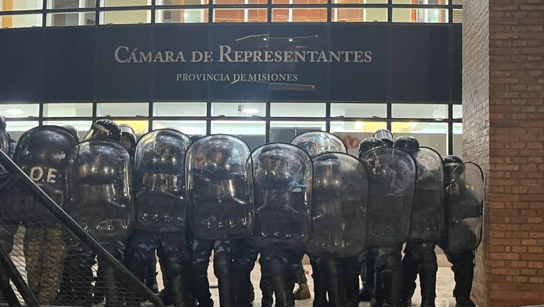 La custodia policial en la Legislatura de Misiones no pudo evitar el ingreso de los manifestantes.