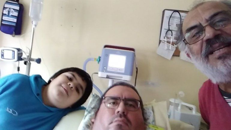 Una selfie con su hijo menor y su papá Pedro.