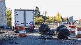 Intentó esquivar un tanque de señalización y chocó en la Ruta 22