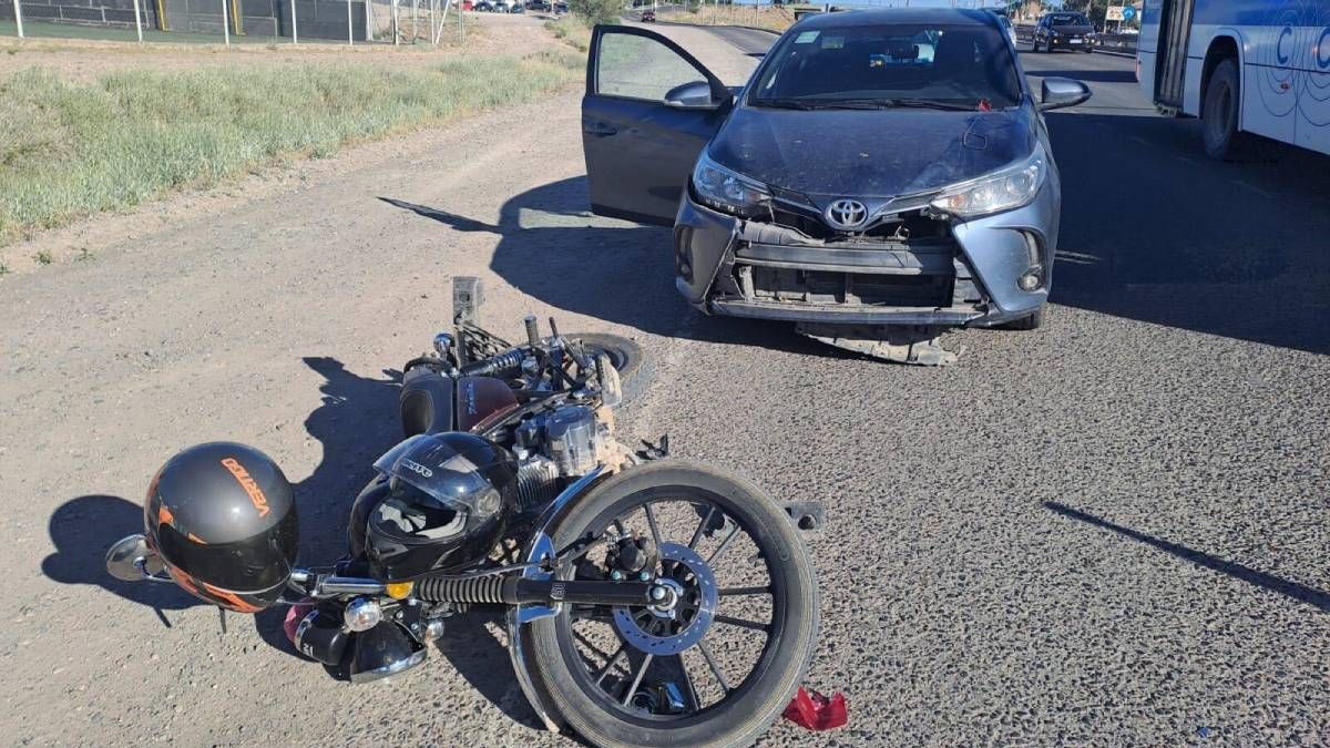 Ruta 7: fuerte choque entre una moto y un auto causó caos de tránsito
