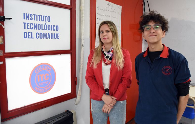 Francisco junto a Camila López Noé, docente de Historia del ITC y tutora del trabajo que resultó ganador. 