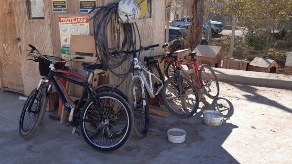La obra privada se mueve en moto y en bici en la ciudad