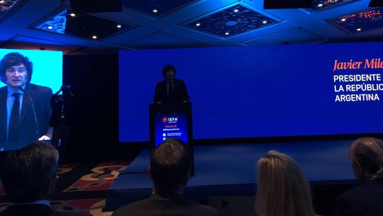 En penumbras, así habló Javier Milei en Foro Económico Internacional de las Américas. En penumbras, así habló Javier Milei en Foro Económico Internacional de las Américas.