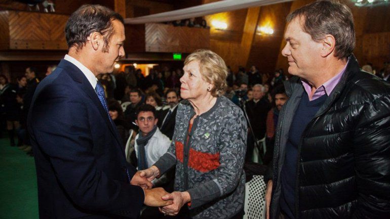 El gobernador Omar Gutiérrez le entrega la placa a Nora Serrano.