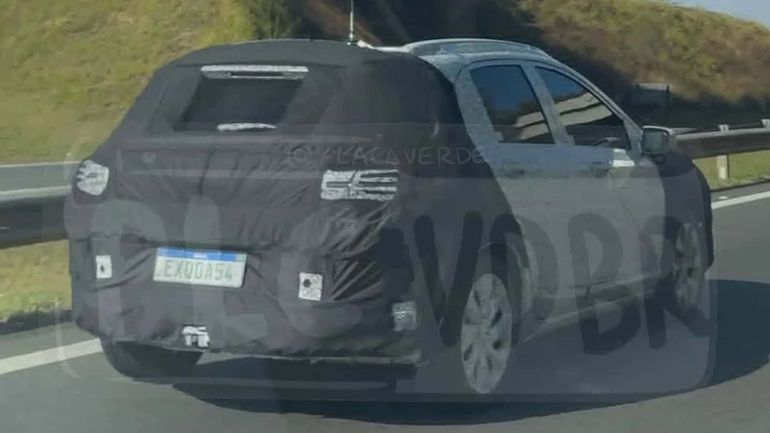 El rediseño de la parte trasera, con un baúl de mayores proporciones, lo convertirá en un vehículo algo más largo que el Onix. Foto: Instagram @placaverde El rediseño de la parte trasera, con un baúl de mayores proporciones, lo convertirá en un vehículo algo más largo que el Onix. Foto: Instagram @placaverde