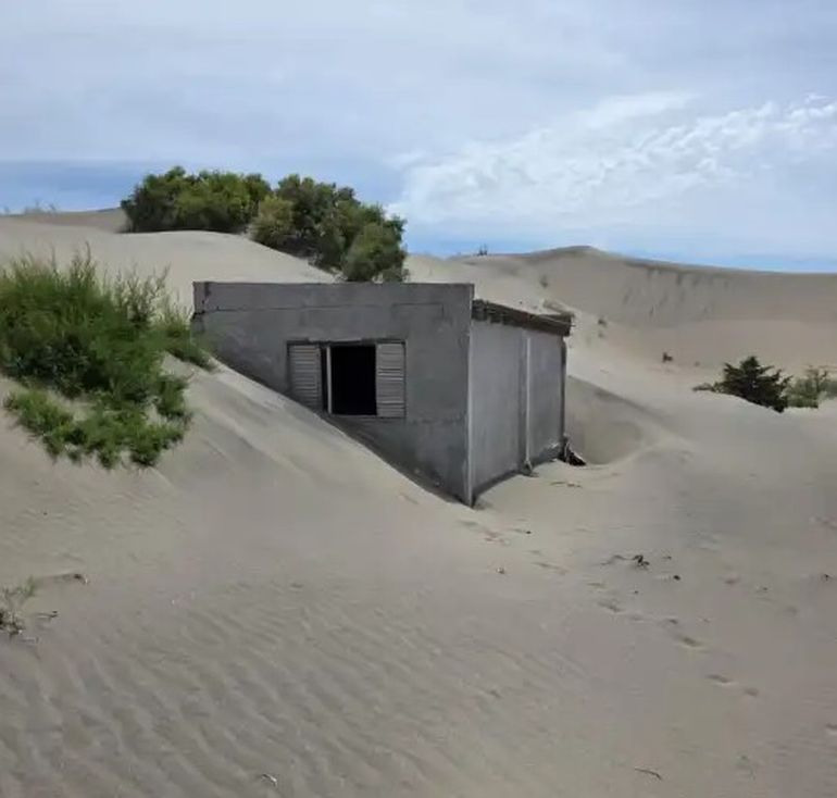 Los médanos avanzan sobre el pueblo.