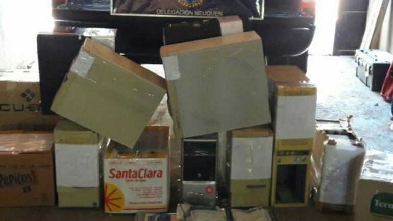 Parte del material secuestrado durante el allanamiento.