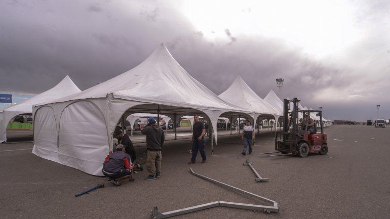 El viento es el principal enemigo en el montaje de las carpas de boxes. Ayer se trabajó a pleno en el autódromo de Centenario