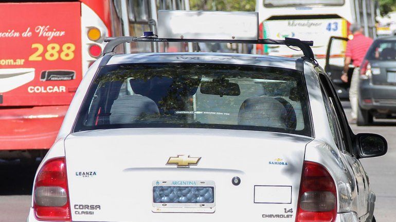 Violento asalto a un taxista: lo llevaron a una toma, lo ahorcaron y quisieron encerrarlo en el baúl