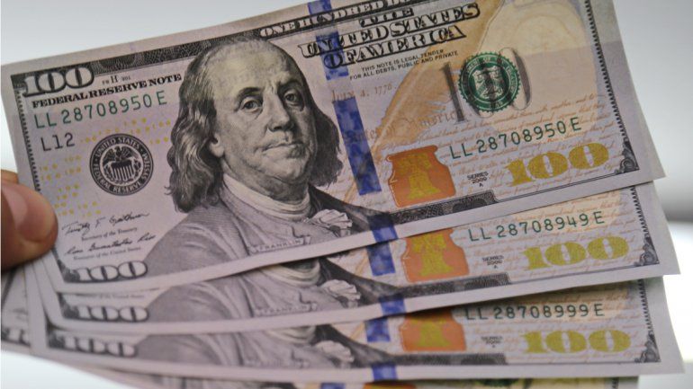 En los bancos públicos la divisa oficial avanzó un centavo y se vendió a $9