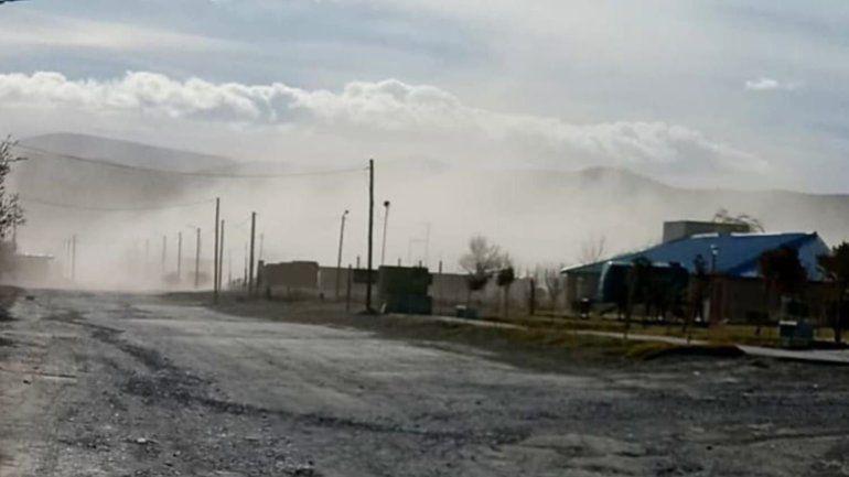 Un remolino de viento dejó sin luz a una localidad del norte neuquino y causó destrozos