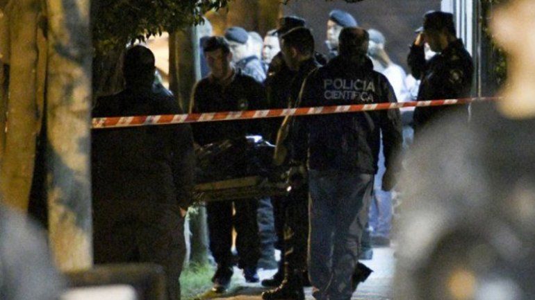 La mujer falleció a los pocos minutos y el policía está grave.