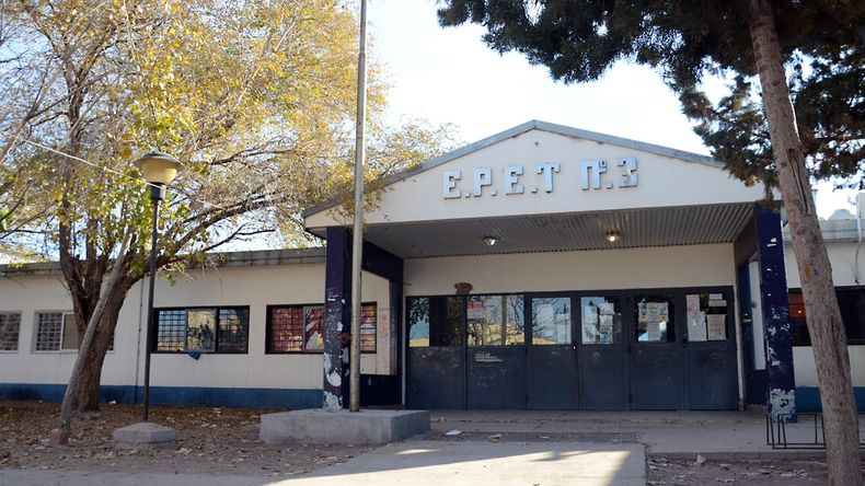 El Ministerio de Salud monitorea el brote de varicela en la EPET 3. | LM Neuquen El Ministerio de Salud monitorea el brote de varicela en la EPET 3.