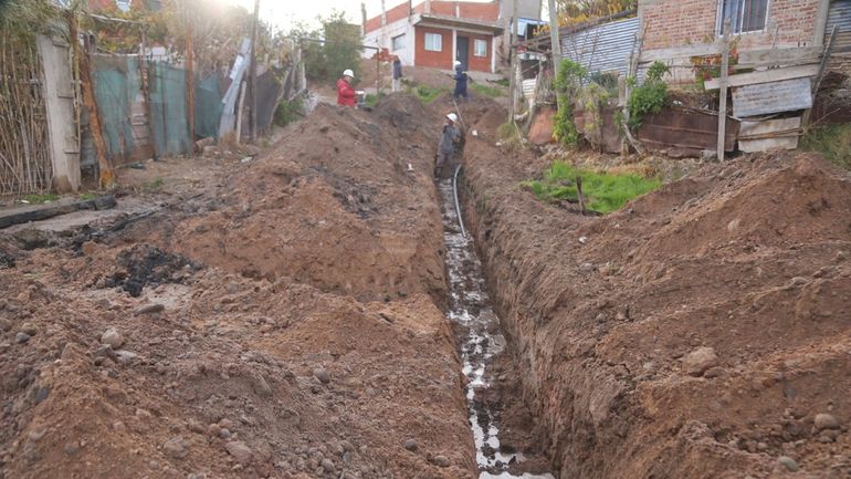 Llevan el agua al sector Auca Mahuida.