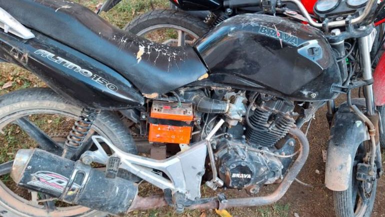 Intentó huir de la Policía, pero la atraparon: recuperaron una moto robada en Centenario