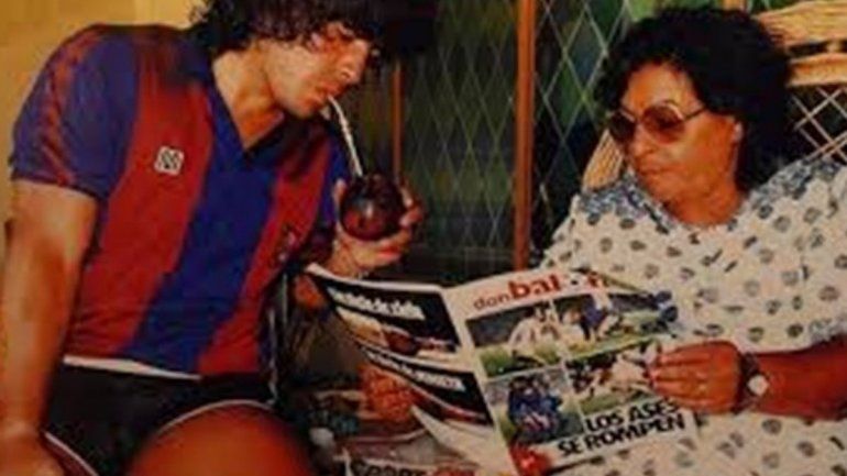 Maradona con Doña Tota tiempo atrás.