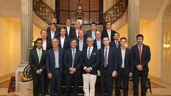 La firma contó con la presencia de altos ejecutivos de empresas que conforman el consorcio Southern Energy S.A. La firma contó con la presencia de altos ejecutivos de empresas que conforman el consorcio Southern Energy S.A.