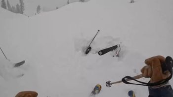 El esquiador estaba sepultado en la nieve, con la cabeza hacia abajo y los pies hacia arriba. El esquiador estaba sepultado en la nieve, con la cabeza hacia abajo y los pies hacia arriba.