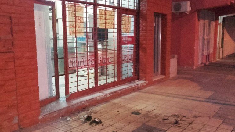 Rompieron la vidriera de una rotisería y robaron bebidas alcohólicas