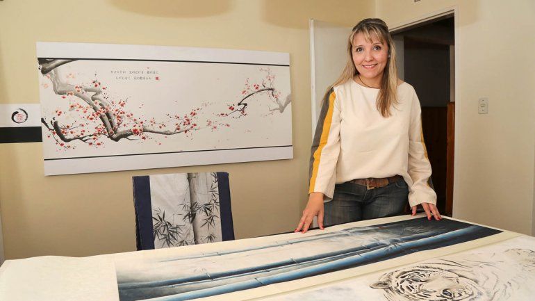 Patricia Gómez en su taller de Centenario. Despliega el arte sumi-e