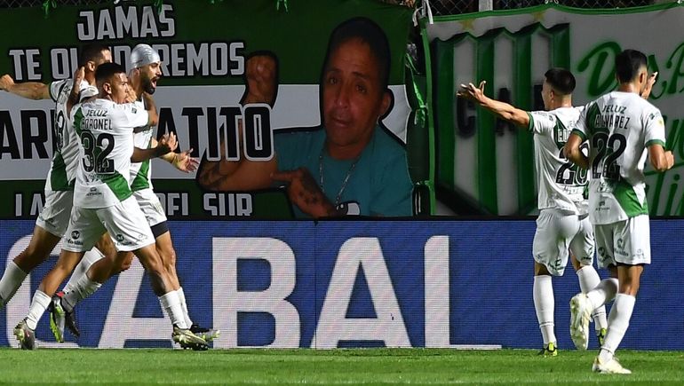 Santiago Giménez festeja el gol agónico que significó la salvación definitiva de Banfield y dejó a Colón en el último puesto de la tabla anual.