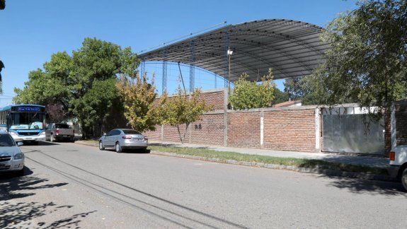 frenan la construccion de un gimnasio por estar flojo de papeles