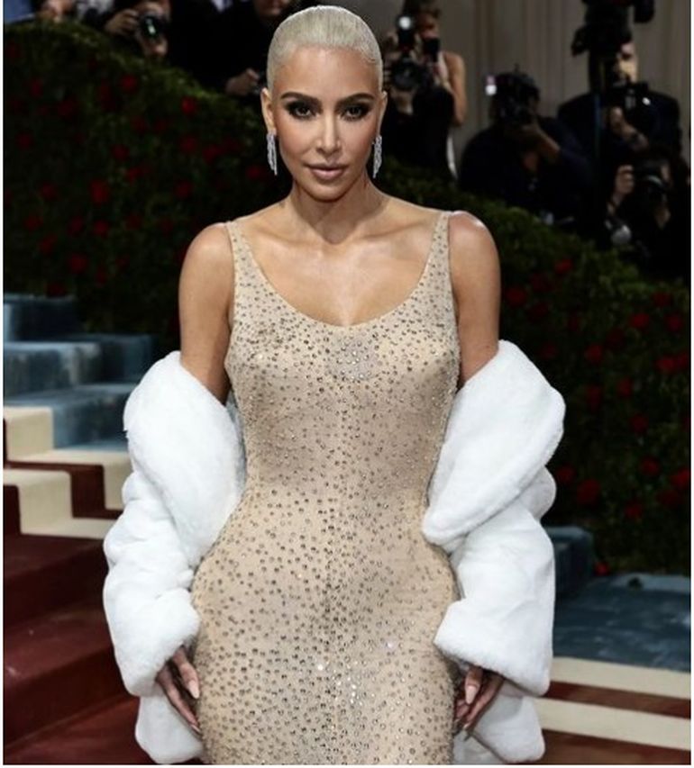 Kim Kardashian luciendo el vestido de Marilyn Monroe Kim Kardashian luciendo el vestido de Marilyn Monroe