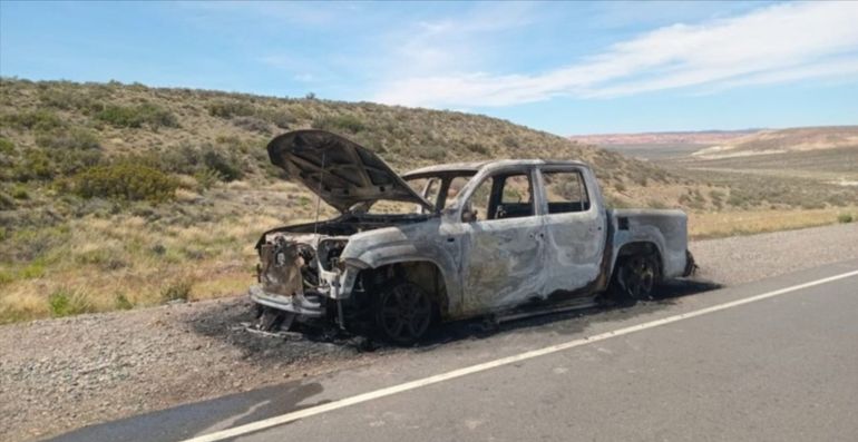 Según los ocupantes del vehículo, el fuego se inició en la parte delantera. Según los ocupantes del vehículo, el fuego se inició en la parte delantera.