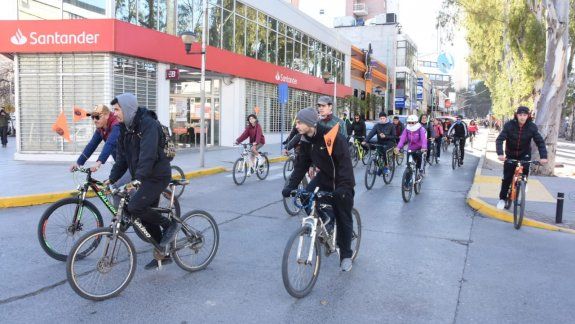 Estudiantes reclamaron arreglos en las escuelas con una bicicleteada