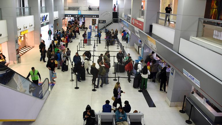 Desde Neuquén se puede viajar en avión en forma directa a Buenos Aires y Córdoba. Desde Neuquén se puede viajar en avión en forma directa a Buenos Aires y Córdoba.
