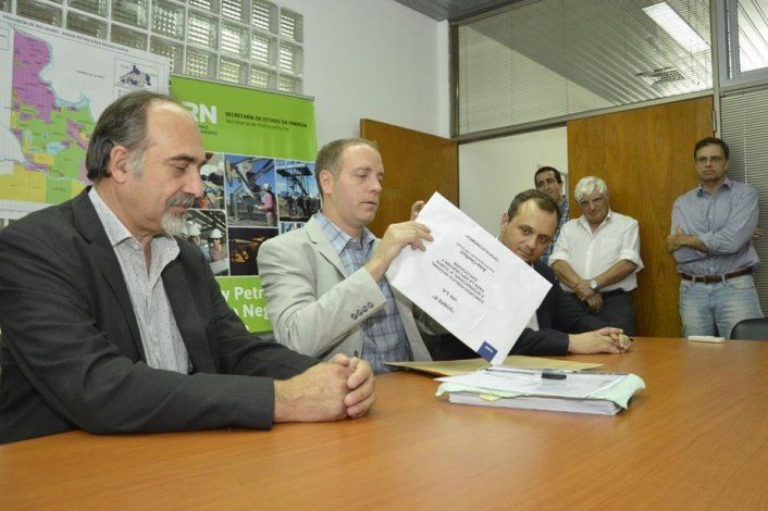Caldiero presidió la apertura de sobre. YPF explorará en Chelforó.