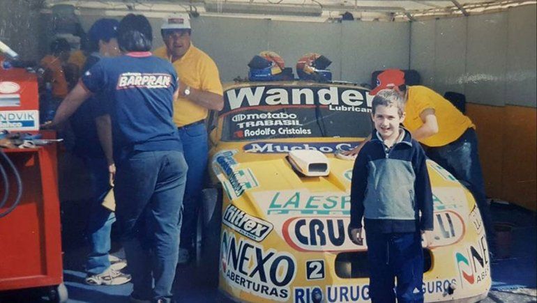 Lautaro de la Iglesia y una foto con el auto del &iacute;dolo en su ni&ntilde;ez.