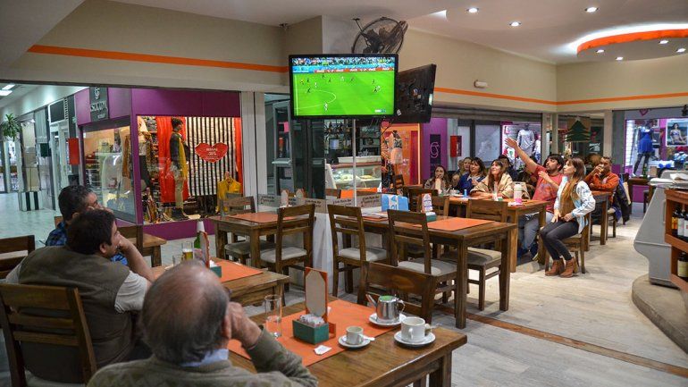 Mirá cómo se vivió el partido en un bar de la avenida Olascoaga