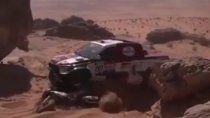 Giniel De Villiers atropelló a César Zumarán en la segunda etapa del Dakar 2022 que unió Ha’il con Al Artawiya. Mirá el video.