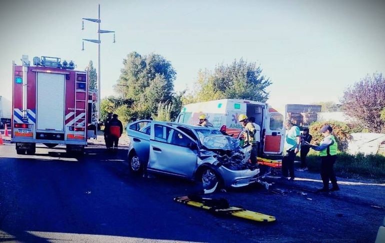 Así quedó el auto que fue impactado por un camión en el grave accidente. Así quedó el auto que fue impactado por un camión en el grave accidente.