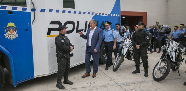 El gobernador Rolando Figueroa, junto a una de las unidades policiales afectadas al nuevo dispositivo. El gobernador Rolando Figueroa, junto a una de las unidades policiales afectadas al nuevo dispositivo.